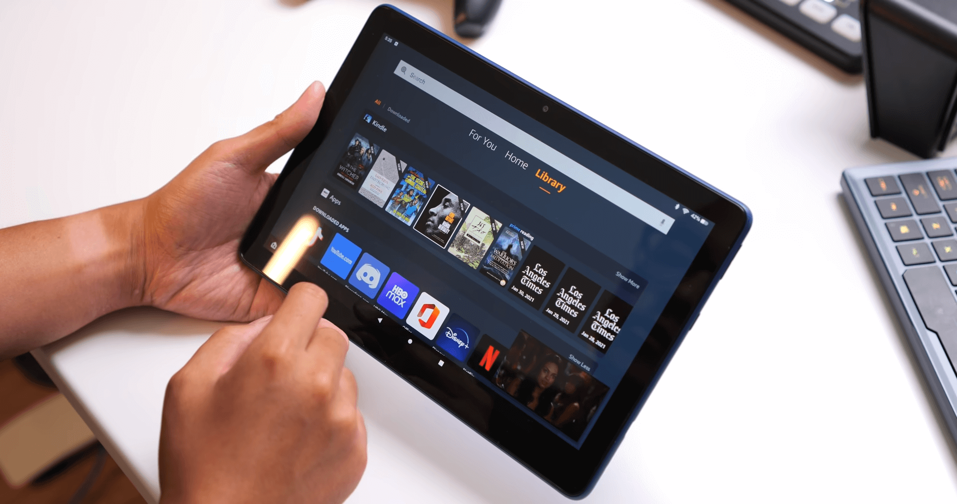Amazon Fire Tablet vs iPad (Detailed Comparison For 2024)